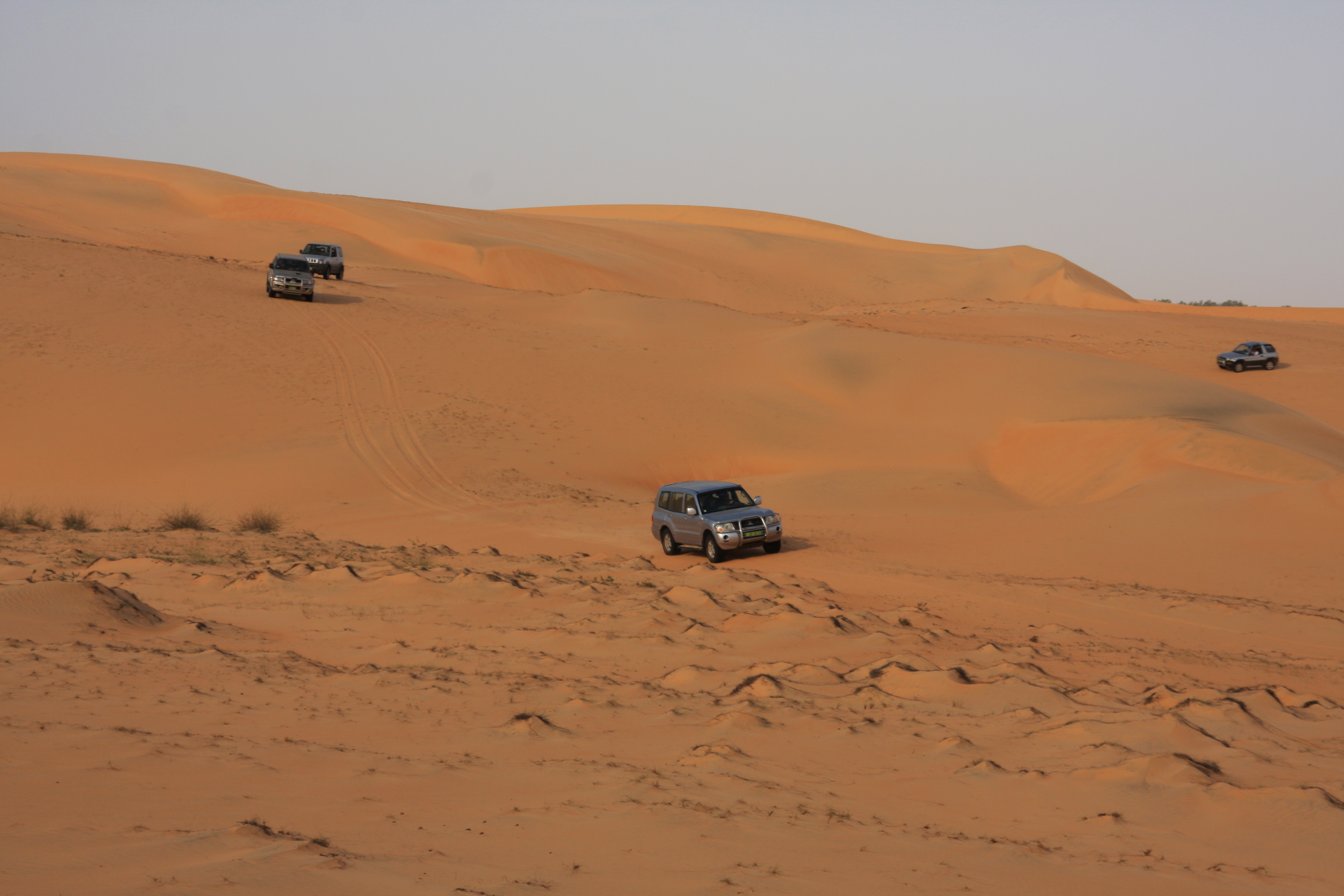 Bruxelles, Paris, Maroc, Sahara, Mauritanie, Sénégal — final sur la plage de Dakar et au Lac Rose